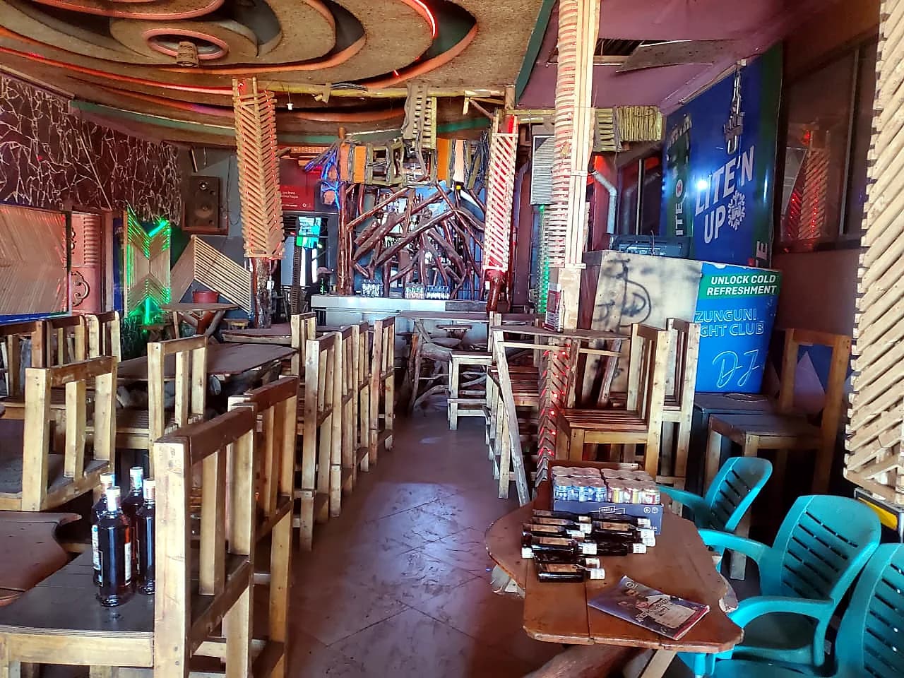 UZUNGUNI INN bar and restaurant seating